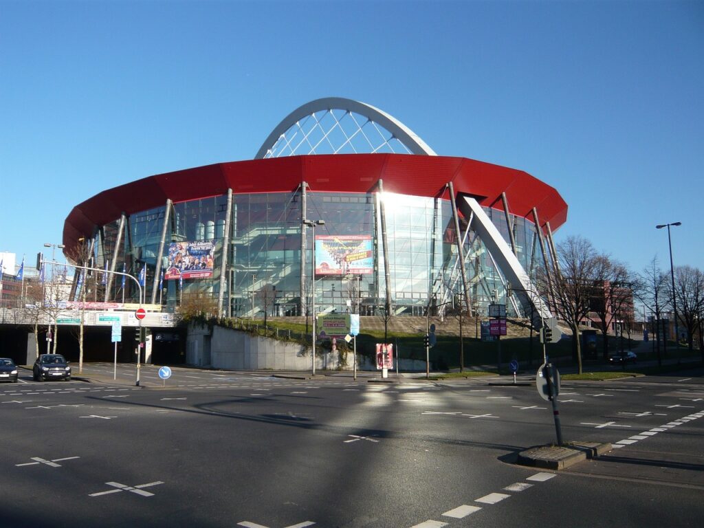 Die Lanxess Arena Köln, in der Veranstaltungen wie ein Apache Konzert und eine Die drei Fragezeichen Live-Tour stattfanden